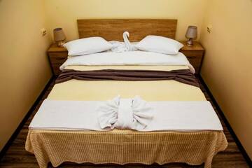 Фото номера Стандартный двухместный номер с 1 кроватью Отель Golden Fleece Zugdidi г. Зугдиди 3