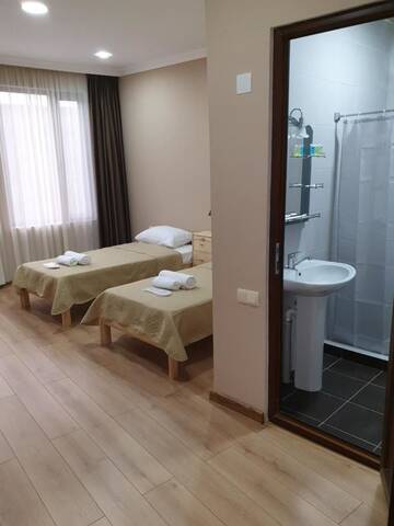 Фото номера Двухместный номер с 2 отдельными кроватями и балконом Отель Hotel Zugdidi Time г. Зугдиди 4